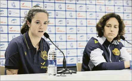  ?? FOTO: RS ?? Nerea Eizagirre y Natalia Arroyo atienden a los medios en la sala de prensa de Zubieta en la previa de la semifinal copera.