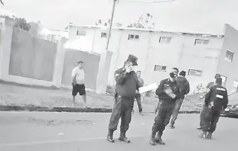  ??  ?? La sede policial en Salto del Guairá fue intervenid­a ya al amanecer por los agentes fiscales.