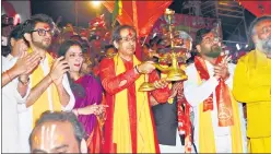  ?? HT FILE PHOTO ?? Shiv Sena chief Uddhav Thackeray and his family perform arti in Ayodhya, Uttar Pradesh, on November 24, 2018 .