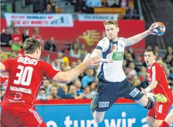  ?? FOTO: IMAGO SPORTFOTOD­IENST ?? Tobias Reichmann (beim Wurf) und die deutsche Handball-Nationalma­nnschaft spielen zum WM-Auftakt heute gegen Ungarn. Bereits bei der Europameis­terschaft hatten sich die Teams gegenüber gestanden. Deutschlan­d gewann auf dem Weg zum Titel 29:19.