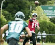  ?? CHRIS SZAGOLA — THE ASSOCIATED PRESS ?? Eagles quarterbac­k Carson Wentz, right, throws to receiver Mack Hollins during the team’s practice Wednesday in Philadelph­ia.