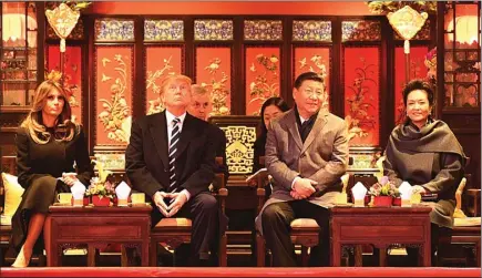  ?? JIM WATSON/AFP PHOTO ?? ENJOY: Donald Trump bersama Melania didampingi Xi Jinping dan istrinya, Peng Liyuan, menikmati pertunjuka­n opera dan akrobat di Forbidden City.