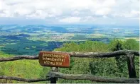  ?? FOTO: NATURPARK MEISSNER/MARCO LENARDUZZI ?? Aussicht über weites Land: Die Grimm-Region in Nordhessen bietet Wanderern viel Natur.