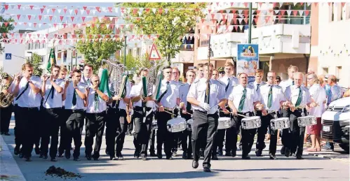  ?? FOTO: SCHÜTZEN ?? Das Tambourcor­ps „Just for Fun“ist eigentlich aus einer Bierlaune heraus entstanden. Jetzt feiern die Mitglieder den 25. Geburtstag der Kompanie.