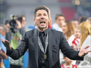  ??  ?? ALEGRÍA. Simeone, eufórico tras ganar la Europa League en la ciudad de Lyon contra el Marsella