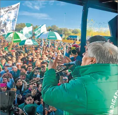  ?? CAMIONEROS ?? MOYANO. Esta semana fue recibido por el titular de la Pastoral Social y hoy encabezará la marcha.