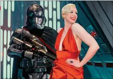  ??  ?? Eckstein y Sircar con su muñecas de Asoka y Sabine ("Rebels"). Gwendoline Christie la malvada Phasma.