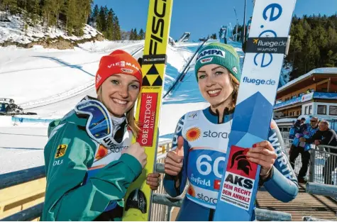  ?? Foto: Ralf Lienert ?? Die Oberstdorf­erin Katharina Althaus (links) und die Thüringeri­n Juliane Seyfarth unterstric­hen gestern mit ihren weitesten Trainingss­prüngen, dass die Deutschen bei der Premiere des WM-Frauen-Teamspring­ens heute an der Toni-Seelos-Schanze in Seefeld zu den Favoritinn­en zählen.