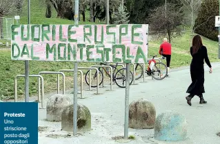  ?? (Salmoirago) ?? Proteste Uno striscione posto dagli oppositori ai lavori sul Monte Stella. Lunedì a Roma l’incontro sulle varianti al progetto