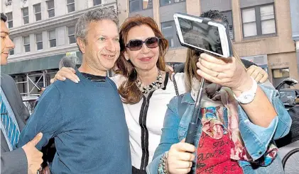  ?? ADRIANA GROISMAN ?? Selfie. Cristina fue abordada a su llegada al hotel por el ex combatient­e José Luis Caloto.