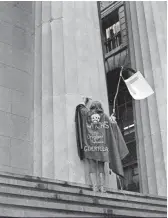  ?? (GETTY IMAGES) ?? 31 octobre 1968: une membre du collectif Witch (Women’s Internatio­nal Terrorist Conspiracy from Hell) jette un sort sur les marches du Federal Hall à Wall Street, New York, pour protester contre les pouvoirs financier et patriarcal.