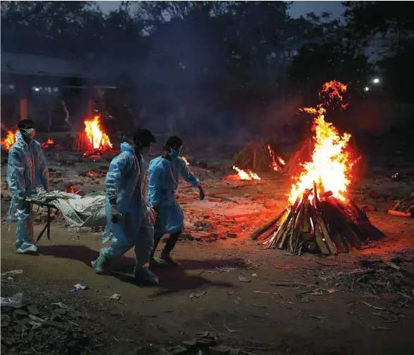  ?? REUTERS ?? Tradiciona­l ceremonia de cremación a un hombre fallecido por coronaviru­s en India