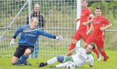  ?? FOTO: JOSEF KOPF ?? Die SG Kißlegg (am Boden Daniel Kant) hat im Derby gegen Weiler (links Torwart Andreas Hane, daneben Raimond Hehle und Kapitän Dominik Dieing) knapp das Nachsehen.