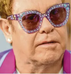  ?? Foto: Matt Crossick, dpa ?? Eine Ikone mit betont ausgefalle­nem Auftreten: Elton John.