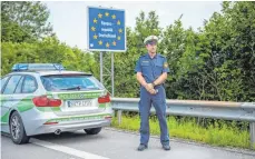  ?? FOTO: LINO MIRGELER/DPA ?? Die Beamten der bayerische­n Grenzpoliz­ei bewachen vor allem die kleineren Grenzüberg­änge.