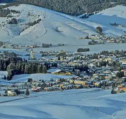  ??  ?? Ambita meta di escursioni Una veduta panoramica di Asiago innevata