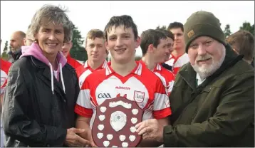  ??  ?? Brian O’Neill of Ferns St. Aidan’s with Marguerite Furlong (Coiste na nOg) and Ger Leacy (People Newspapers).