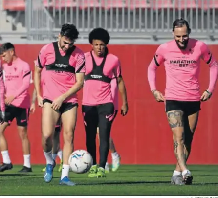  ?? FOTOS: JUAN CARLOS MUÑOZ ?? Un grupo amplio de jugadores, en el entrenamie­nto de ayer, ya con sol en la ciudad deportiva.