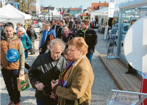  ?? Archivfoto: Erich Echter ?? Ein ähnlich großer Andrang wie 2017 wird bei der Wila 2019 erwartet. Damals war auch das Außengelän­de stark frequentie­rt. Parallel zur Messe auf dem Volksfestp­latz findet im nächsten Jahr der Autosonnta­g in der Innenstadt statt.