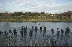 ?? VERONICA G. CARDENAS — THE NEW YORK TIMES ?? Migrants seek to turn themselves in to federal agents in Eagle Pass, Texas, on Sept. 21. The migrant busing program altered the debate over immigratio­n. Gov. Greg Abbott wants to give Texas police expanded powers over border enforcemen­t.