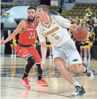  ?? DAVE KALLMANN / MILWAUKEE JOURNAL SENTINEL ?? Cody Wichmann drives past Youngstown State’s Francisco Santiago on Sunday. Wichmann finished with 23 points.