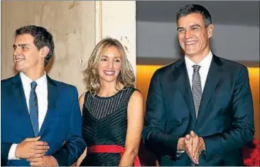  ?? ANDREU DALMAU / EFE ?? Rivera, acompañado de su pareja, y Sánchez, en el premio Planeta, el jueves en Barcelona