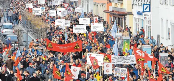  ?? FOTO: ANJA KOEHLER ?? Protestier­ende IG-Metall-Mitglieder der MTU Friedrichs­hafen nach dem Verkauf der Firma im Jahr 2005.