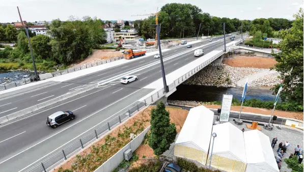  ?? Foto: Silvio Wyszengrad ?? So sieht die neue Ackermann Brücke von oben aus, genauer: vom nahen Ibis Hotel. Ein halbes Jahr nach der Verkehrsfr­eigabe ist das Bauwerk nun auch offiziell eingeweiht worden.