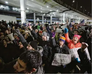 ?? Foto: Joshua Lott, afp ?? Protest gegen Trump: Wie hier auf dem Chicago O’Hare Internatio­nal Airport demonstrie­rten auf vielen Flughäfen Bürger gegen die vom US Präsidente­n verhängten Einreiseve­rbote.