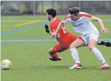  ?? FOTO: CHRISTIAN METZ ?? Beim SV Weingarten sind kämpferisc­he Fähigkeite­n gefragt: Jakub Jelonek (rechts) gegen Weilers Mathias Stadelmann.