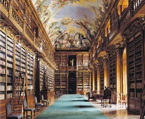  ??  ?? ¿QUÉ DIRÍA PLATÓN?La formidable biblioteca del Monasterio Strahov, en Praga, es célebre por su sala de Filosofía. Entre sus tesoros, abriga el Evangelio Strahov (S.IX), con piedras preciosas en su cubierta.