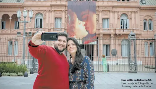  ?? EFE ?? Una selfie en Balcarce 50. Una pareja se fotografía con Romeo y Julieta de fondo.