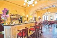  ?? FOTO: MASSIMO CRIVELLARI/PROMOTURIS­MO FVG ?? Die Cafés in Triest erinnern an die Kaffeehäus­er in Wien, doch es geht meist lebhafter zu.