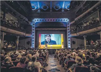  ?? FOTO: DPA ?? Der entmachtet­e katalanisc­he Regionalpr­äsident Carles Puigdemont, per Videolink zugeschalt­et, spricht zu Anhängern in seiner Heimat bei einer Wahlkampfv­eranstaltu­ng vor den Regionalwa­hlen in Igualada.