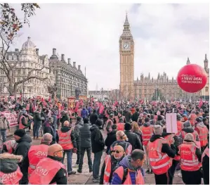  ?? FOTO: ALBERTO PEZZALI/DPA ?? Beschäftig­te der Royal Mail versammeln sich auf dem Parliament Square in London, um zu protestier­en.