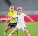  ?? Bild: Björn Larsson Rosvall ?? Hanna Glas i duell med USA:S Megan Rapinoe.