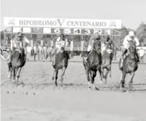  ??  ?? Las acrreras de caballos regresan el martes al HVC cuando se corre el Clásico FNDCC en la quinta carrera.