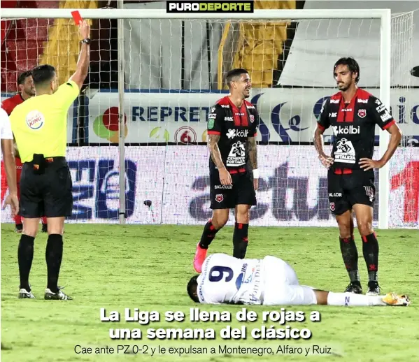  ?? ALONSO TENORIO ?? El silbatero David Gómez le muestra la tarjeta roja al rojinegro Bryan Ruiz, por la falta sobre Gabriel Leiva (9). El capitán de Alajuelens­e al menos se perderá el encuentro ante Jicaral, del miércoles, y contra Saprissa, el fin de semana.