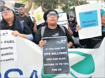  ?? PICTURE: CINDY WAXA/AFRICAN NEWS AGENCY (ANA) ?? South African Social Security Agency workers picket in Cape Town yesterday. A similar demonstrat­ion was also held in Durban. However, the workers’ strike was later suspended.