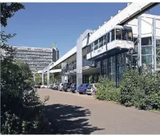  ?? FOTO: JOCHEN LINZ/H-BAHN 21 ?? Die vollautoma­tische Einschiene­nbahn an der TU Dortmund war Vorbild für den Skytrain am Düsseldorf­er Flughafen.