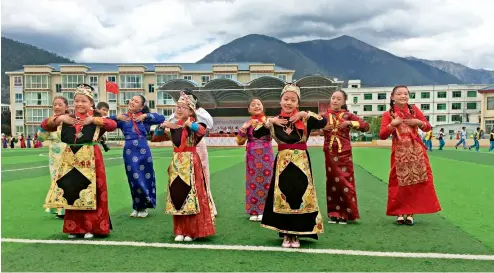  ??  ?? Niñas realizan un baile tradiciona­l en la Escuela Primaria n.º 2 de Nyingchi.