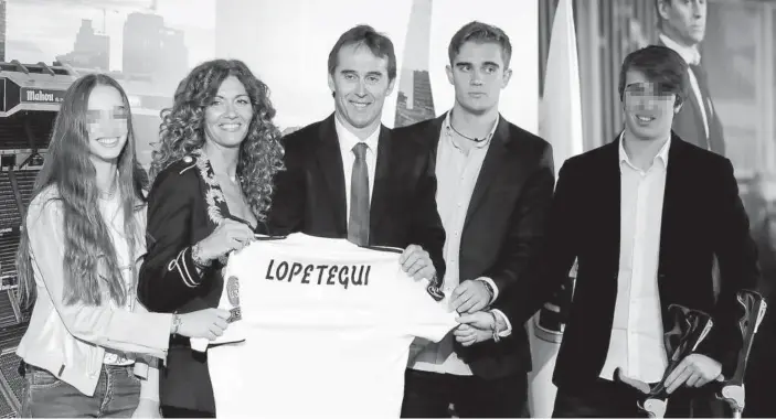  ?? Foto: Efe ?? Julen Lopetegui posa con su mujer e hijos en el palco del Bernabéu tras su presentaci­ón como entrenador del Real Madrid.