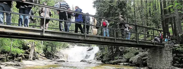  ?? Foto: Bořivoj Černý, MAFRA ?? přírodní atrakce Popularita Mumlavskéh­o vodopádu vyplývá z krásné přírody, která ho obklopuje. Procházka k vodopádu navíc není příliš namáhavá.
