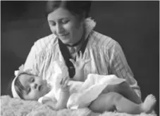  ?? FOTO: MIMMI GUSTAFSSON, STADSMUSEE­T I STOCKHOLM ?? BEBISLYCKA. Porträtt av Greta Kampf och en bebis, 1899– 1908.