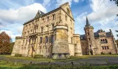  ?? FOTO: MARCO KNEISE ?? Die Außenansic­ht von Schloss Reinhardsb­runn im Landkreis Gotha. Die Gebäude befinden sich in einem desolaten Zustand.