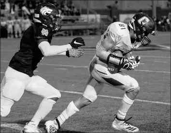  ?? MICHAEL GARD/POST-TRIBUNE ?? Michigan City’s Marquan Hurt, left, pursues Chesterton’s Ben Slatcoff on Friday.