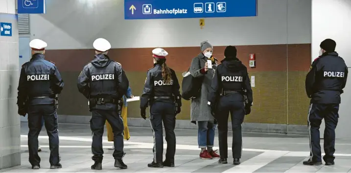  ??  ?? Polizeibea­mte kontrollie­ren streng am Hauptbahnh­of von Wiener Neustadt. Die Stadt vor den Toren Wiens ist „Hochinzide­nzgebiet“.
Fotos: Robert Jaeger, APA, dpa (3); Werner Reisinger