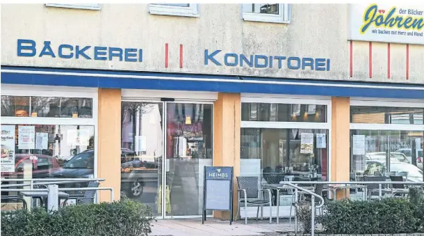  ?? FOTO: MARKUS WEISSENFEL­S ?? Bevor die Bäckerei am Markt in Friedrichs­feld wiedereröf­fnet, wird dort umgebaut.