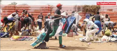  ??  ?? Pic: Shepherd Tozvireva
A vendor flees with his wares while others make a last ditch effort to pack and save theirs from being confiscate­d by Harare City Council police in a joint operation with the Zimbabwe Republic Police in Mbare, Harare, yesterday