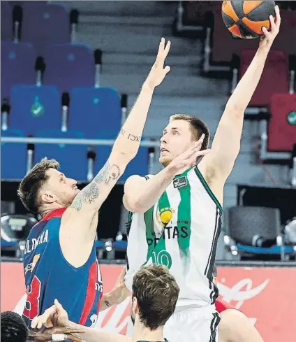  ?? FOTO: EFE ?? Gancho de Brodziansk­y ante Polonara.
El eslovaco fue uno de los destacados en el triunfo del Joventut en Vitoria